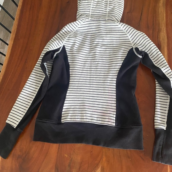 Lulu Lemon Sweatshirt - Picture 3 of 4